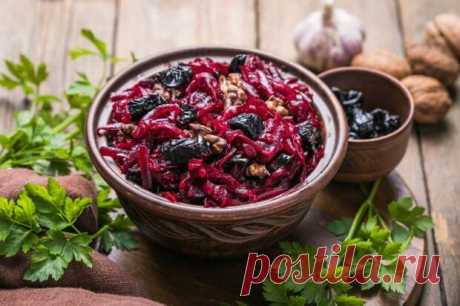 20 салатов с черносливом, которые оценит любая хозяйка - Будет вкусно - Социальная сеть "МТ.RU" Хочешь приготовить оригинальный салат с пряным вкусом и аппетитным дымным ароматом? Нет ничего проще – добавь в него чернослив! Надеемся, что наши рецепты из этой подборки вдохновят тебя на новые кулинарные свершения! 1. Салат со свеклой, грецкими орехами и черносливом Фото: leverans.ru Тебе Подписывайтесь, читайте, комментируйте, ставьте лайки
