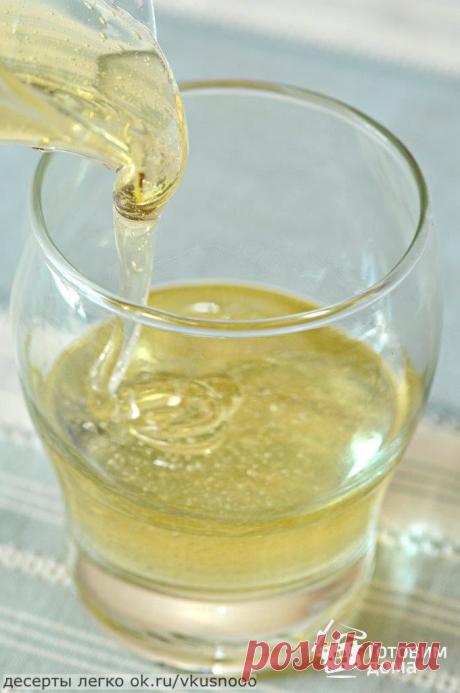 Инвертный сироп! 

Инвертный сироп получают путем нагревания водного раствора сахара с кислотой, при этом происходит процесс инверсии, заключающийся в расщеплении сахарозы на фруктозу и глюкозу. Для инверсии используется кислота (в нашем случае лимонная).
Инвертный сироп обладает антикристаллизационными и влагосвязывающими свойствами, что увеличивает срок хранения изделий без потери качества.
Кремы, сахарная помадка и др. изделия, изготовленные с использованием инвертного ...