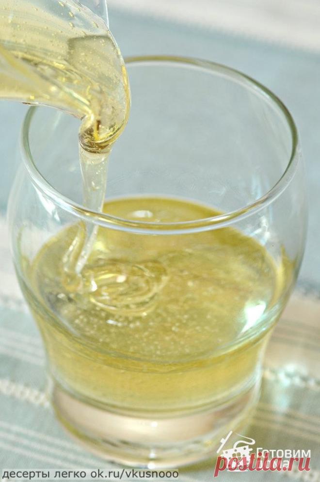 Инвертный сироп! 

Инвертный сироп получают путем нагревания водного раствора сахара с кислотой, при этом происходит процесс инверсии, заключающийся в расщеплении сахарозы на фруктозу и глюкозу. Для инверсии используется кислота (в нашем случае лимонная).
Инвертный сироп обладает антикристаллизационными и влагосвязывающими свойствами, что увеличивает срок хранения изделий без потери качества.
Кремы, сахарная помадка и др. изделия, изготовленные с использованием инвертного ...