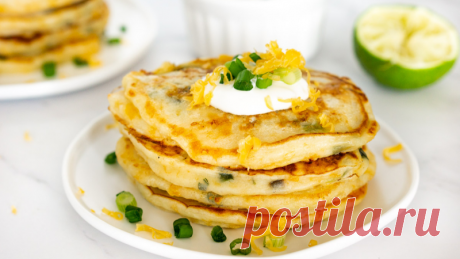 Оладьи с морепродуктами в сливочном соусе от Шефмаркет! Оладьи с морепродуктами в сливочном соусе — это изысканное блюдо, которое подойдет как для особого случая, так и для изысканного ужина. Морепродукты, обладая тонким вкусом, прекрасно сочетаются с богатым и гладким сливочным соусом, создавая неповторимое гастрономическое удовольствие.
