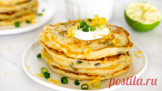 Оладьи с морепродуктами в сливочном соусе от Шефмаркет! Оладьи с морепродуктами в сливочном соусе — это изысканное блюдо, которое подойдет как для особого случая, так и для изысканного ужина. Морепродукты, обладая тонким вкусом, прекрасно сочетаются с богатым и гладким сливочным соусом, создавая неповторимое гастрономическое удовольствие.
