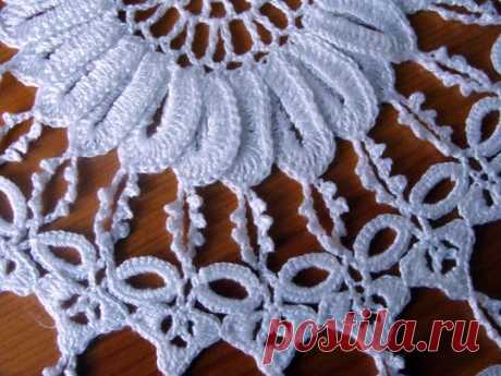 Szydełkowany dywanik lub serwetka