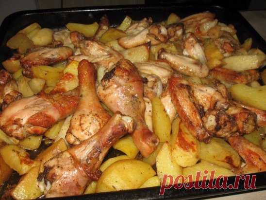 КАРТОФЕЛЬ, ЗАПЕЧЁННЫЙ С МЯСОМ 
ИНГРЕДИЕНТЫ:
● Картофель 10 штук
● Курица 1,5 кг
● Соль по вкусу
● Сметана 250 г
● Перец черный молотый по вкусу
● Вода 1 стакан
● Лавровый лист 2 штуки
● Специи по вкусу
ПРИГОТОВЛЕНИЕ:
1. Курицу разделать на порционные кусочки. Сметану смешать со специями, обмазать кусочки.
2. Картошку нарезать тонкими кружками. Посолить, поперчить.
3. В противень с высокими бортами выложить картошку, добавить лавровый лист. Сверху распределить курицу. Налит...