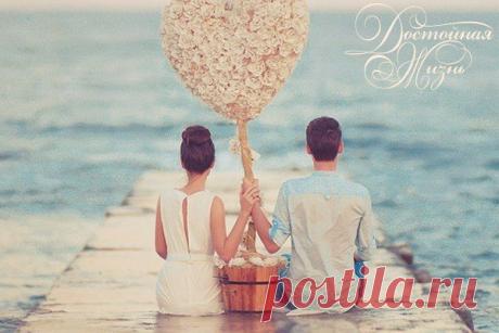 - В чем разница между Любовью и привязанностью?

Любовь не воюет, а привязанность борется за то, чтобы поработить. Любовь всегда отдает, а привязанность всегда берет. 
Любовь всегда хочет отдавать себя и никогда не хочет забирать.

Каков признак привязанности и каков — любви?
Признак Любви – отсутствие страха перед отдаванием. 
Признак привязанности — страх не получить.
Любовь – это совершенный покой безбрежного моря, и этот покой пребывает вечно.