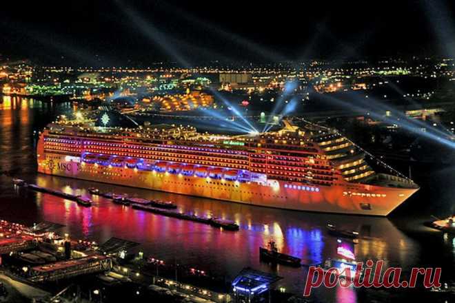 Круизный лайнер в ночном порту