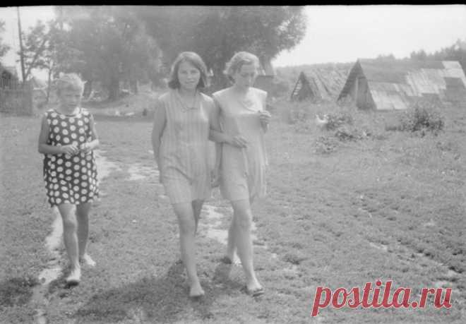 «Снится мне деревня»: 20 фотографий из жизни молодёжи в советской деревне