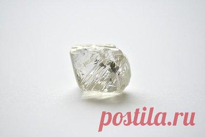 Добытому в Якутии огромному алмазу дали имя. Добытый в Якутии алмаз массой 60,99 карата назвали в честь народного артиста Якутской АССР Гавриила Колесова. Драгоценный камень был добыт на якутском месторождении «Юбилейная». Таким образом добывшая алмаз компания хочет отметить вклад Колесова в развитие культуры республики.