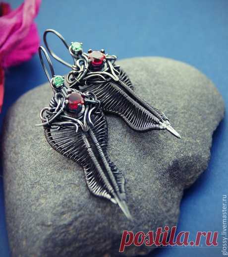 Серьги Aphelandra - витые серьги, остроконечные, готика,  красный, гранатовый, зеленый