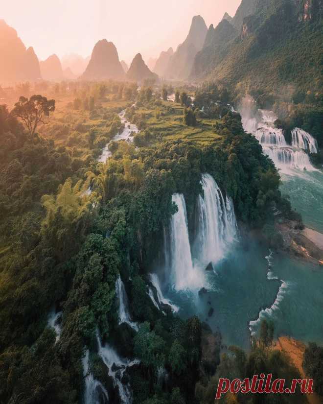 Pangeen These stunning waterfalls 💧 form a natural border between China and Vietnam. In certain areas, tourists can even raft by Rod Ruales