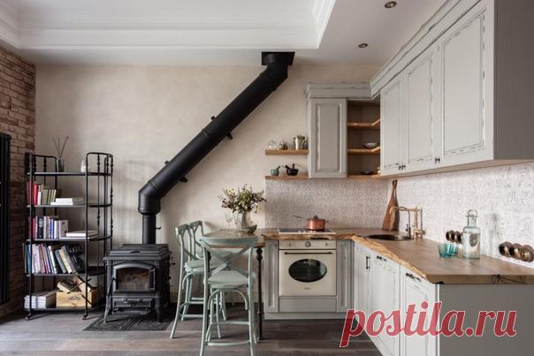 Пример оригинального дизайна: угловая кухня в стиле кантри с накладной раковиной, фасадами с выступающей филенкой, печкой.