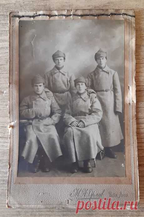 Чёрно белая фотография. Красноармейцы. 20 годы 20 века. Фото мастерская М.А. Орлов. Ростов. Яроол. 

Цена : 450 руб.