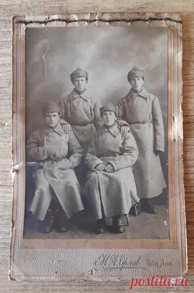 Чёрно белая фотография. Красноармейцы. 20 годы 20 века. Фото мастерская М.А. Орлов. Ростов. Яроол. 

Цена : 450 руб.