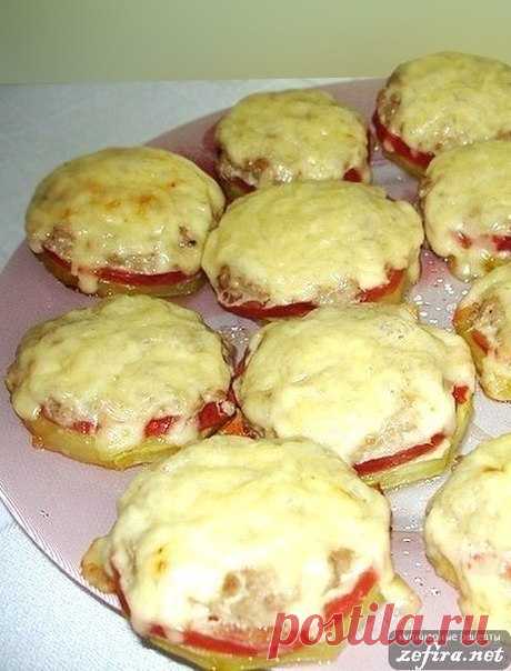 Фаршированные кабачки "Колечки с мясом"

Ингредиенты:
- 1 кабачок
- 0,3 - 0,5 кг жареного мясного фарша
- 0,5 стакана риса
- 2- 3 шт. помидора
- 100 г сыра
- 50 г майонеза
- соль, перец, специи,
- 2 ст.л. масла растительного
- мука для обжарки кабачка

Приготовление:
1. Заранее обжарим фарш с луком и сварим рис.
Кабачок очищаем, убираем середину с семечками, режем кольцами толщиной около 2 см.
2. Я немного обжариваю колечки на сковородке с двух сторон, обмакнув в подсоленн...