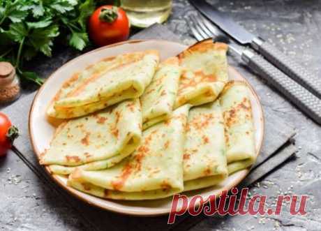 Луковые Блины Луковые блины. Вкус у блинчиков выходит очень нежным и приятным, рецепт приготовления очень простой. Блины подаем со сметаной.