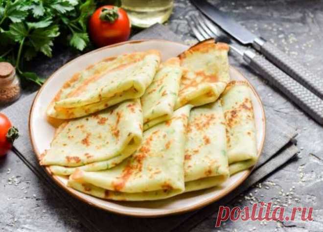 Луковые Блины Луковые блины. Вкус у блинчиков выходит очень нежным и приятным, рецепт приготовления очень простой. Блины подаем со сметаной.
