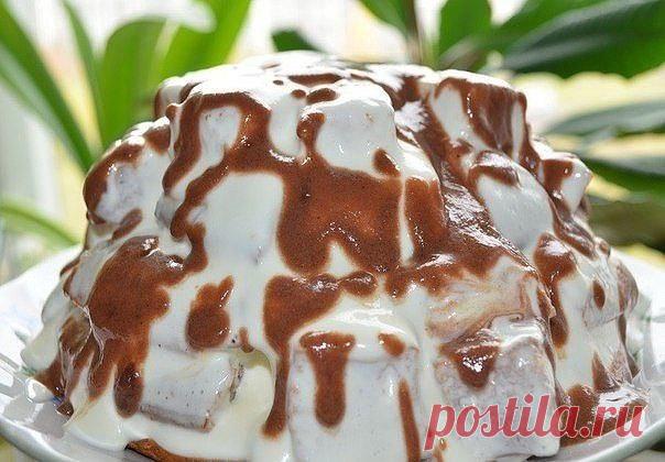 Торт «Графские развалины».

Чтобы приготовить торт «Графские развалины» нужны следующие продукты:

Тесто:1 ст. сметаны, 1 ст. сахара, 1,5 ст. муки, 1,5 ч л гашеной соды, 2 яйца.

Глазурь:1 ст. л. сахара, 1 ст. л. сметаны, 1 ч. л. какао и 20 гр. сл. масла.

Смешиваем все ингредиенты для теста, взбиваем и ставим в холодильник на 30 минут.

Отделить 1/3 теста, в оставшееся добавить 1 ст. л. какао и перемешать.

Выпечь 1 светлый и 2 темных коржа.

1 темный корж корж кладем на ...