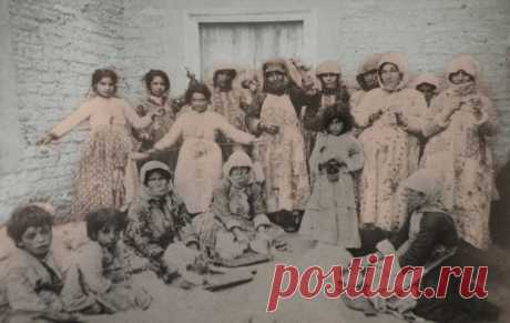 Members of the Gakavian family in Van in Vaspurakan province in 1914. (Source: Christine Gardon collection)
1914 թ. Վասպուրական նահանգ Վան քաղաքում գտնվող Գակավյանների (Կաքաւեան) ընտանիքի անդամները:(Աղբյուր `Քրիստին Գարդոնի հավաքածու)