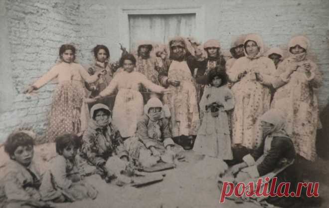 Members of the Gakavian family in Van in Vaspurakan province in 1914. (Source: Christine Gardon collection)
1914 թ. Վասպուրական նահանգ Վան քաղաքում գտնվող Գակավյանների (Կաքաւեան) ընտանիքի անդամները:(Աղբյուր `Քրիստին Գարդոնի հավաքածու)