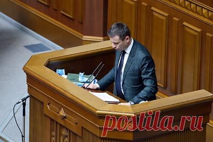 Министр финансов Украины усомнился в пользе санкций Зеленского. В украинском министерстве финансов не увидели пользы для бюджета от санкций против крупнейших контрабандистов в стране. Соответствующие данные привел министр Сергей Марченко. Ранее президент Украины Владимир Зеленский утверждал, что мера эффективна и бюджет от нее уже пополнился на 45 миллиардов гривен.