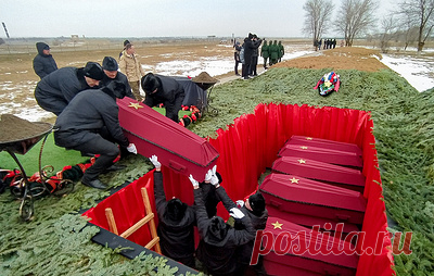 Под Волгоградом перезахоронили найденные в ходе "Вахты памяти" останки 180 воинов. Церемония перезахоронения состоялась на Россошинском военно-мемориальном кладбище