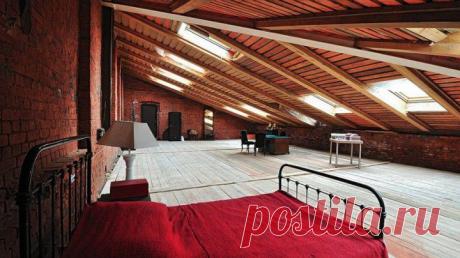 Жизнь на чердаке
Как известно, в советские времена на чердаках Москвы да и не только любили селится бомжи, пьяницы и вольные художники. Жили тогда весело, даже несмотря на ведра в углу вместо туалетов. Зато под самым небом, и в окна смотрят звезды, а не надоедливый сосед с подзорной трубой. Давайте же посмотрим на каких чердаках живёт, отдыхает и работает современный народ в Москве.