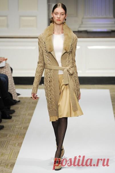 Вяжем пальто, как у Оскара де ла Рента PF 2012 

Начался август и пора думать о теплых уютных свитерах, пальто и кардиганах. Сегодня я предлагаю воплотить вот эту модель с подиума от Oscar de la Renta с межсезонного показа PF 2012. Классический силуэт, воротник-шалька, нейтральный натуральный цвет и изюминка в виде сквозных узоров вдоль бортов полочек - все это придется по вкусу и молодым девчонкам и дамам элегантного возраста. Такое пальто можно носить и с платьем, и с дж...