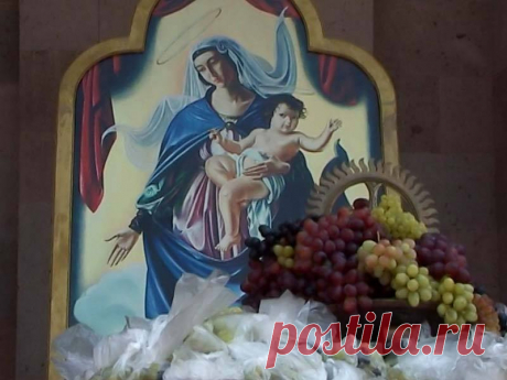 Շնորհավոր Վերափոխումն Սուրբ Աստվածածնի🤲🍇🌺

Երուսաղեմի Սուրբ Աստվածածնի Վերափոխման եկեղեցի (Աստվածամոր գերեզման) իմ լուսանկարներում:

Օրհնաբեր կիրակի: Շնորհավոր Սբ. Աստվածածնի Վերափոխման տոնը: Թող Տիրամայրը բարեխոս լինի մեր ազգի ու յուրաքանչյուրիս համար, իսկ մենք ձգտենք ունենալ նրա խոնարհությունն ու հնազանդությունը և կարողանանք տեսնել մեզ պարզված Ձեռքն ու լսել մեզ դեպի Իր Խաղաղություն կանչող Նրա ձայնը:
Սբ. Աստվածածնի Վերափոխման տոնը՝Խաղաղօրհնեքը Հայ Եկեղեցու հինգ Տաղավար տոներից չորրորդն է