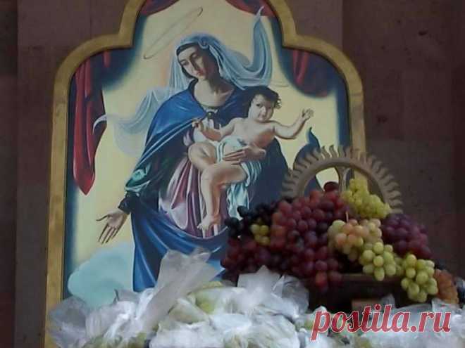 Շնորհավոր Վերափոխումն Սուրբ Աստվածածնի🤲🍇🌺

Երուսաղեմի Սուրբ Աստվածածնի Վերափոխման եկեղեցի (Աստվածամոր գերեզման) իմ լուսանկարներում:

Օրհնաբեր կիրակի: Շնորհավոր Սբ. Աստվածածնի Վերափոխման տոնը: Թող Տիրամայրը բարեխոս լինի մեր ազգի ու յուրաքանչյուրիս համար, իսկ մենք ձգտենք ունենալ նրա խոնարհությունն ու հնազանդությունը և կարողանանք տեսնել մեզ պարզված Ձեռքն ու լսել մեզ դեպի Իր Խաղաղություն կանչող Նրա ձայնը:
Սբ. Աստվածածնի Վերափոխման տոնը՝Խաղաղօրհնեքը Հայ Եկեղեցու հինգ Տաղավար տոներից չորրորդն է