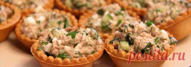 Приготовьте по рецепту вкусные праздничные тарталетки с консервированным тунцом и яйцом. Такая подача салата с консервированной рыбой, сыром, отварным яйцом, соленым огурцом, репчатым луком и укропом, заправленного майонезом в тарталетках украсит любой праздничный стол.
