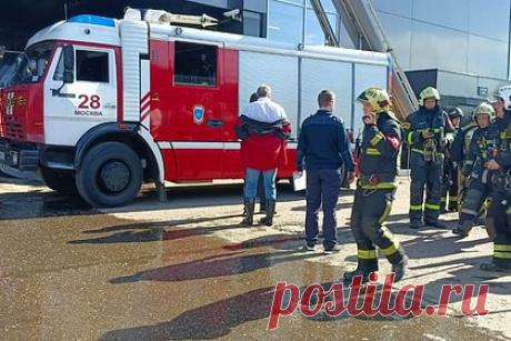 В МОЭК заявили о ликвидации последствий прорыва горячей воды в ТЦ «Времена года». Над устранением последствий прорыва трубы в торговом центре «Времена года» на Кутузовском проспекте работают городские службы города. В МОЭК подчеркнули, что специалисты городских служб уже занимаются устранением вытекания горячей воды, «произошедшего на тепловом оборудовании и сетях, принадлежащих торговому центру».