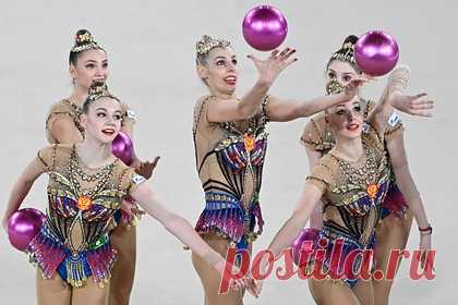 Российские гимнастки завоевали очередное золото на чемпионате мира. Российские гимнастки стали лучшими в упражнении с пятью мячами на чемпионате мира, который проходит в Японии. Россиянки завоевали очередное золото в рамках турнира. Сборную страны представляли Анастасия Близнюк, Полина Орлова, Ангелина Шкатова, Алиса Тищенко и Мария Толкачева.