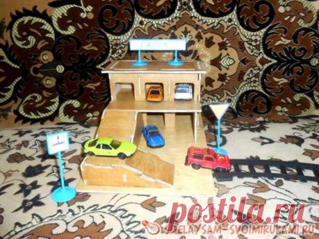 Игрушечный гараж для машинок