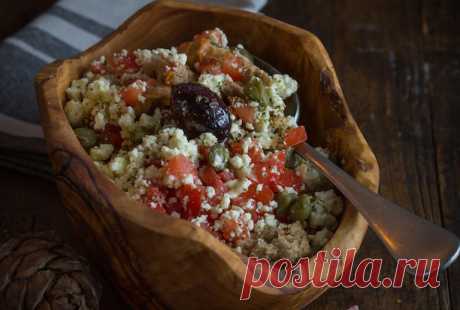 Греческий салат с помидорами, сухариками и брынзой