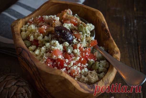 Греческий салат с помидорами, сухариками и брынзой