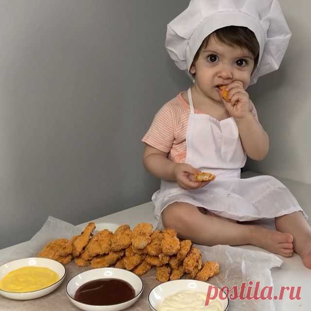 КУРИНЫЕ СТРИПСЫ!

Ингредиенты:
▪️Куриное филе
▪️Мука
▪️Яйца
▪️Панировочные сухари
▪️Соль перец по вкусу

Куриное филе нарезаем на тонкие полоски.Добавляем соль и перец по вкусу.

Подготавливаем ингредиенты для панировки - будет удобно, если вы будете использовать три разные миски.

Каждый кусочек курицы обваливаем в муке, затем в яйце, затем в сухарях и выкладываем на противень с бумагой для выпечки.

Отправляем в духовку на 20 мин при 170 гр.

Приятного аппетита 😋 

Спас...