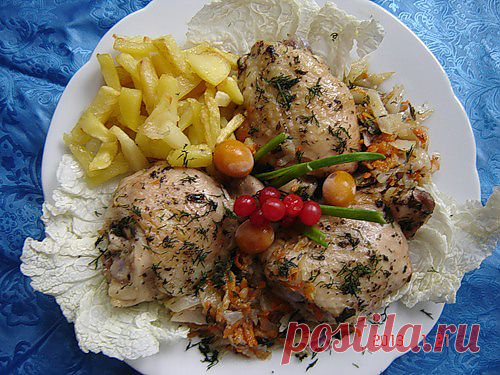 Куриные бедрышки запеченые на овощной подушке - Простые рецепты Овкусе.ру
