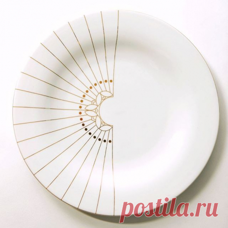 Our Tebr porcelain products are embellished with 14 karat gold patterns inspired by the geometries and details found on an old door at Sheikh Zayed Palace in Alain, which was construction in the 1930s 🌟