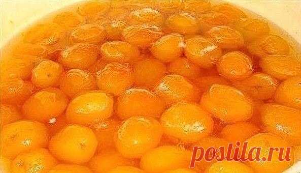 АБРИКОСОВОЕ ВАРЕНЬЕ 

В огромном тазу или широкой кастрюле варю его 

На 1 кг. абрикос-— 1 кг. сахара. 
Косточки удаляю и варю половинки , 
либо так — удаляю косточки не разрезая полностью фрукту, будут , ,как целые. 

На весь таз, а там может быть и 5 кг абрикос-— лью на дно —-1-2 стакана воды, чтобы сразу не пристало. 

Засыпаю сахар и сразу ставлю на огонь, небольшой, пока растает сахар. 
А лучше делать так: —-сначала в таз-фрукты, потом посыпать сахаром, потом полить в...