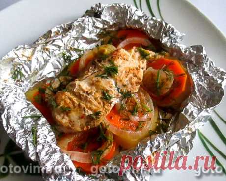 Куриная грудка с овощами в фольге. Рецепт с фото Если вы любите вкусно поесть, но при этом считаете калории, то этот рецепт куриной грудки в фольге для вас. Здесь соблюдены основные принципы здорового питания. Во-первых, жарка заменена запеканием, причем блюдо находится в духовке незначительное время. Во-вторых, увеличено соотношение овощей к мясу. Куриная грудка - мясо нежное, богато белком. Хотя, эта часть куриной тушки и суховата, поэтому её лучше запекать в фольге с ов...