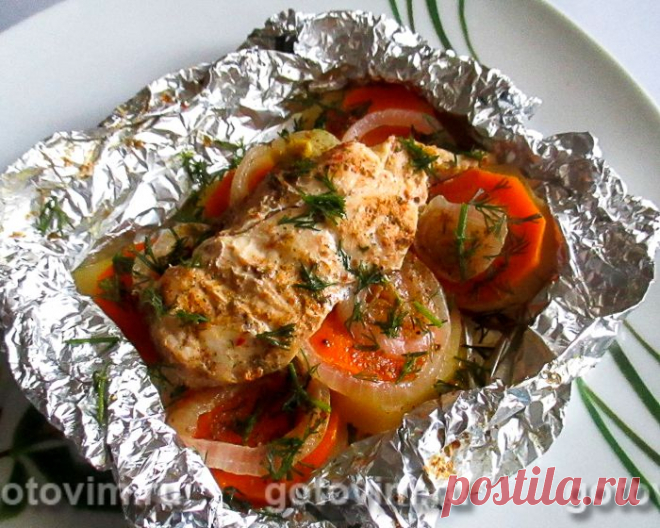 Куриная грудка с овощами в фольге. Рецепт с фото Если вы любите вкусно поесть, но при этом считаете калории, то этот рецепт куриной грудки в фольге для вас. Здесь соблюдены основные принципы здорового питания. Во-первых, жарка заменена запеканием, причем блюдо находится в духовке незначительное время. Во-вторых, увеличено соотношение овощей к мясу. Куриная грудка - мясо нежное, богато белком. Хотя, эта часть куриной тушки и суховата, поэтому её лучше запекать в фольге с ов...
