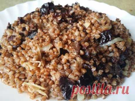 Гречневая каша с черносливом и луком в горшочке