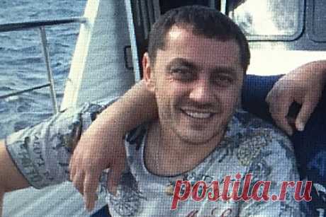 Главного смотрящего за Украиной задержали с фальшивыми документами в Болгарии. В аэропорту города София в Болгарии полиция задержала главного смотрящего за Украиной, вора в законе Андрея Недзельского по прозвищу Андрей Львовский и Неделя. Он пытался въехать в страну по фальшивым документам. Он находится в розыске по запросу Украины, где его обвиняют в убийстве друга и делового партнера Кацапа.