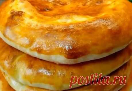 Лепешки с картофелем и сыром, это не лепешки, а просто фантастика, поробуйте обязательно 🥰


 400 мл тёплое молоко
 30 г свежие дрожжи или
(10 г Сухие )
 1 ст л сахар
 1 - 1,5 чл соль
 6 ст л растительное масло
 +/- 500 - 600 г мука

Начинка:
 400 г картофель
 150 г сыр
 10 г масло
 Соль/приправы по вкусу

Сначала делаем опару, в молоко добавляем дрожжи и сахар, оставляем на 15 мин.

Далее добавляем остальные ингредиенты и замешиваем не тугое тесто, которое липнет к рукам...
