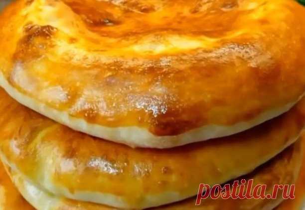 Лепешки с картофелем и сыром, это не лепешки, а просто фантастика, поробуйте обязательно 🥰


 400 мл тёплое молоко
 30 г свежие дрожжи или
(10 г Сухие )
 1 ст л сахар
 1 - 1,5 чл соль
 6 ст л растительное масло
 +/- 500 - 600 г мука

Начинка:
 400 г картофель
 150 г сыр
 10 г масло
 Соль/приправы по вкусу

Сначала делаем опару, в молоко добавляем дрожжи и сахар, оставляем на 15 мин.

Далее добавляем остальные ингредиенты и замешиваем не тугое тесто, которое липнет к рукам...