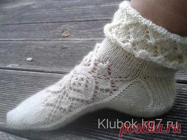 Ажурные носки спицами с узором от центра

Эти носки вяжутся чулочными спицами, начиная с квадратного мотива верха стопы, затем вяжется сторона пальцев, затем — подошва, пятка и манжет.

Размер: женский 39-41.
Материалы:
100 г пряжи, два комплекта чулочных спиц.

Плотность:
30 петель Х 41 ряд = 10 Х 10 см
Толщину пряжи и спиц подбирать под плотность вязания.

Узор:
вязать по кругу по схеме.
На схеме показаны только нечетные ряды, все четные ряды вязать лицевыми петлями.
Есл...