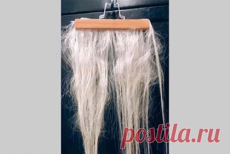 Парикмахер раскрыла портящую волосы распространенную ошибку в уходе. Парикмахер Шеннон с никнеймом shannonvanfleet раскрыла портящую волосы распространенную ошибку в уходе. Инфлюэнсерша заявила, что расчесывание локонов по направлению сверху вниз наносит урон их структуре. Она пояснила, что данный метод еще больше спутывает пряди и формирует их в один большой узел.