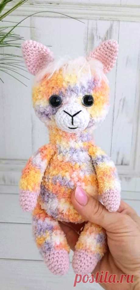 PDF Альпака крючком. FREE crochet pattern; Аmigurumi animal patterns. Амигуруми схемы и описания на русском. Вязаные игрушки и поделки своими руками #amimore - плюшевая альпака, лама из плюшевой пряжи.