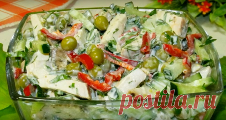 Салат с куриным филе на каждый день: невероятно вкусный Салат с куриным филе на каждый день – это невероятно вкусное, аппетитное блюдо. Несмотря на то, что для заправки используем майонез, оно достаточно легкое и свежее – станет отличным ужином. Оставшееся куриное филе используйте для приготовления бутербродов: намного полезнее, чем колбаса из магазина.