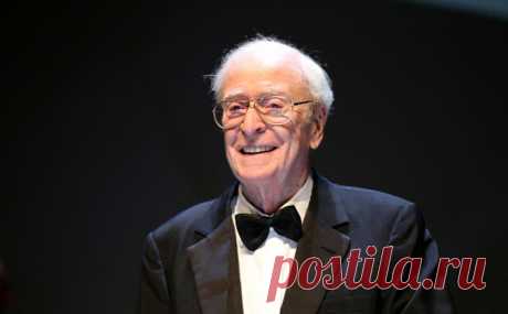Майкл Кейн объявил о завершении актерской карьеры в 90 лет. Сэр Майкл Кейн объявил, что завершил актерскую карьеру. 90-летний обладатель двух «Оскаров» заявил, что получил хорошие отзывы за главную роль в последнем вышедшем фильме и не сможет это превзойти. В ноябре выходит его книга