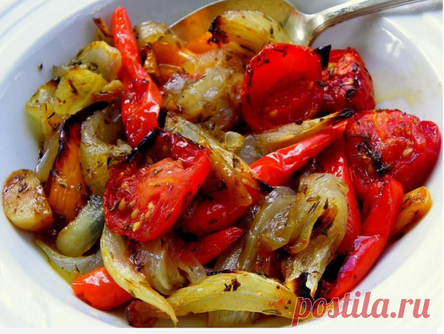 Овощи, запечённые в маринаде, невероятно вкусно и необычно! 

Получаются они просто божественно вкусными. И всегда съедаются полностью, сколько бы вы их не приготовили. Овощи в духовке сами по себе вкусные, но с нашим маринадом они получаются потрясающими. 

Ингредиенты:

болгарский перец 1 шт.
кабачок 1 шт.
баклажан 1 шт.
луковица 1 шт.
чеснок 3 зубчика
уксус 9% 1 ст. ложка
соевый соус 2 ст. ложки
растительное масло 4 ст. ложки

Приготовление:

Чеснок очищаем и выдавливае...